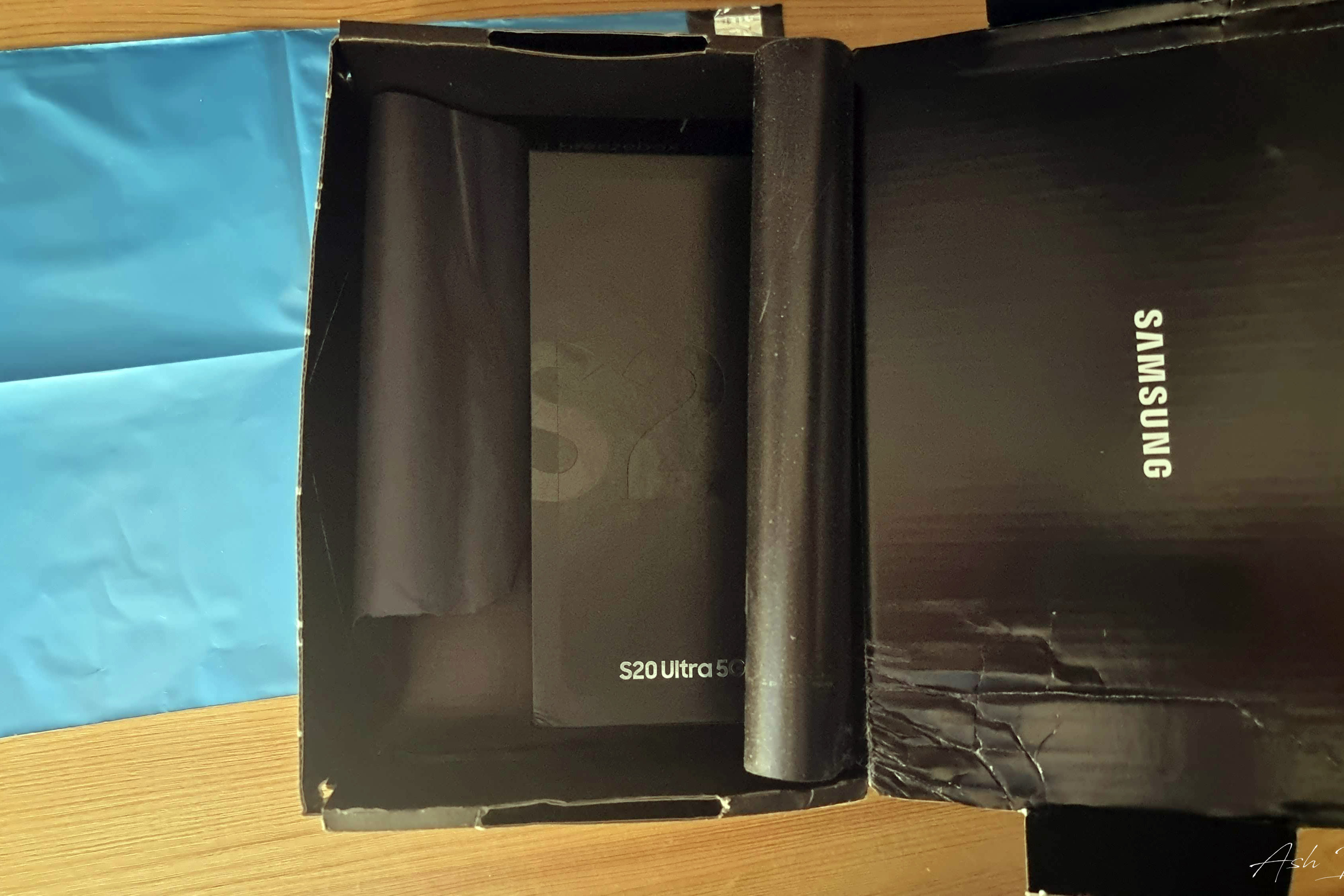 Phones box sat in the outer box, Samsung Upgrade Program 6